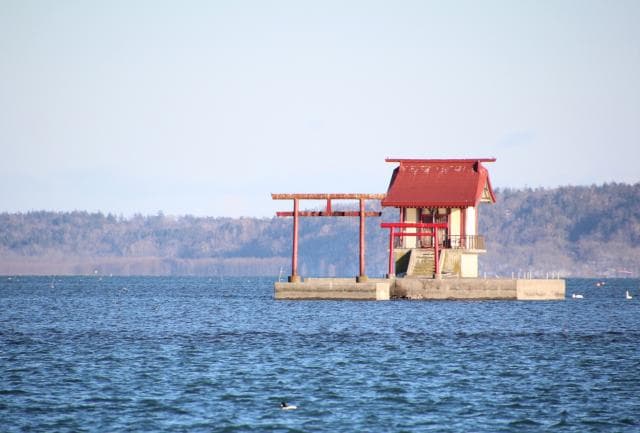 厚岸大橋から望む弁天神社