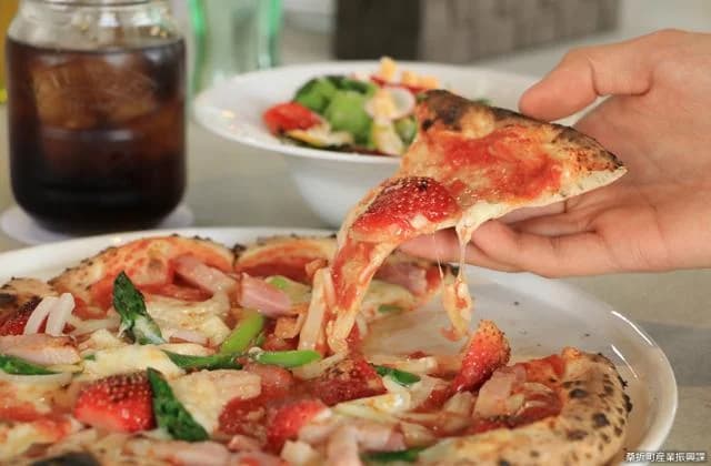 旬の食材を使用したピッツァ「ピザヨーチエン」