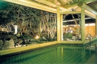 エメラルドグリーンの湯が楽しめる庭園露天風呂「小町の湯」。