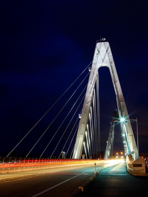Sunset Bridge Uchinada, where many cars come and go