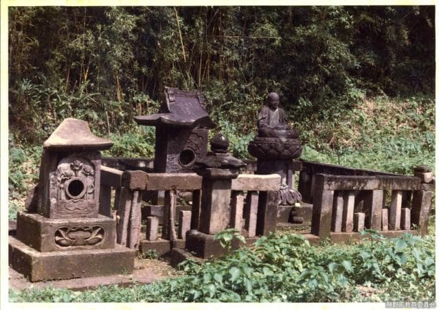 Buddha statue tomb