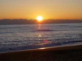 目の前が海（日の出）