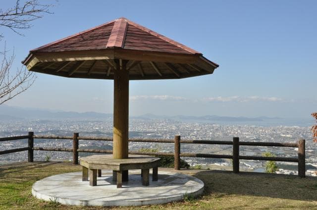 You can enjoy a spectacular view of Hakata Bay from Mt.