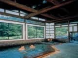 An inner bath where you can see the rich natural scenery. The view from the open-air bath is also wonderful