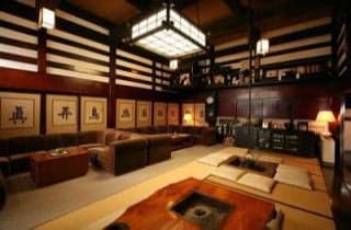 約230年程前の庄屋の館を移築した、ロビー「幽鳥の間」。