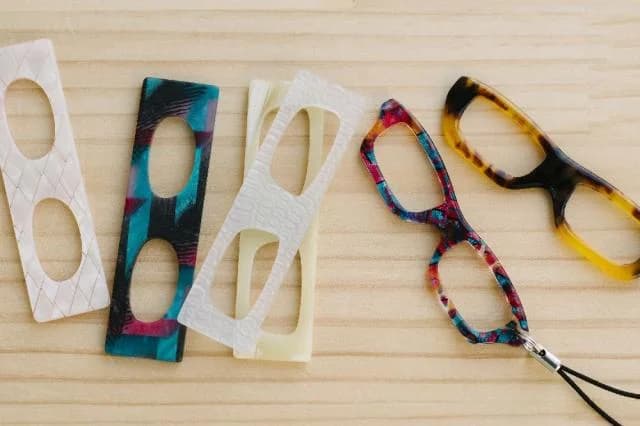 Glasses-shaped strap