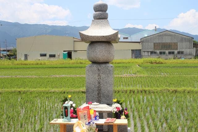 刀良売の墓