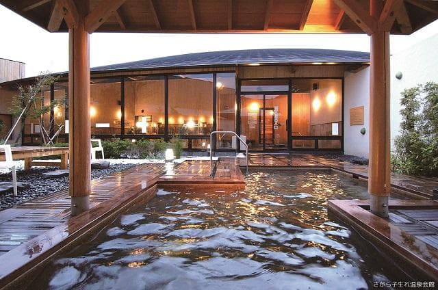 Open-air bath with a source without watering