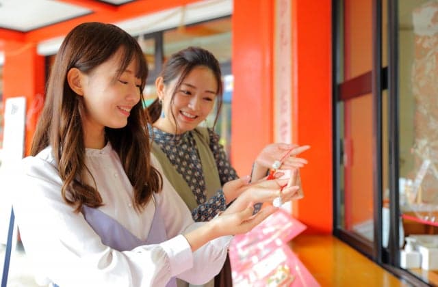 A person who buys amulet at Taikoya Inanari Shrine