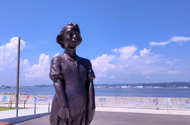 The statue of a girl, "Shiokaze Poetry,"