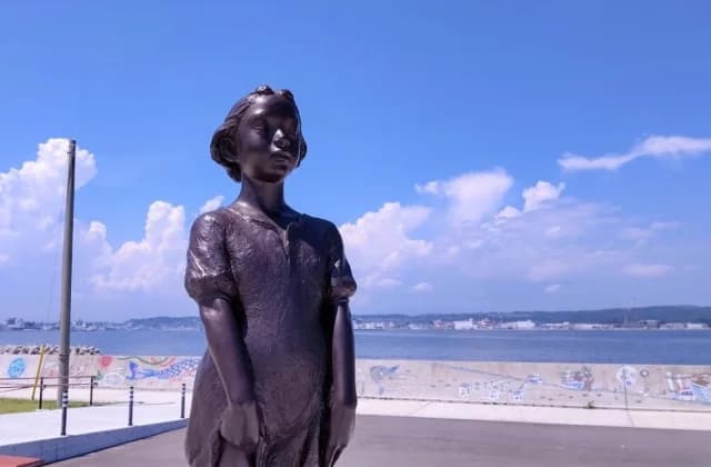 少女像「潮風の詩」