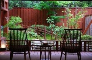 趣向を凝らした庭園も美しい露天風呂付き客室「有明」