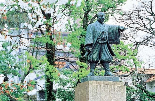 Yukie, Hirata statue