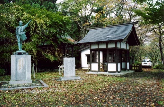 Monument of a boy drummer