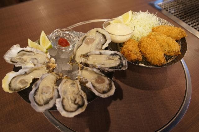 Raw oysters and oyster fries