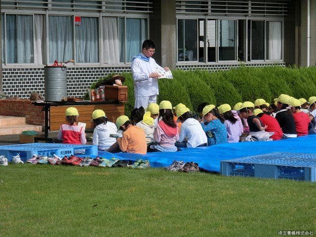 Factory tour for elementary school students