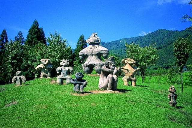 Clay figurines square (ancient hill)