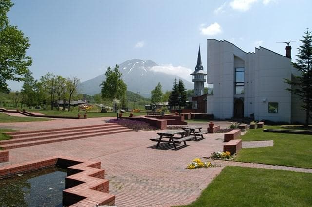 Mt. Yotei and Arishima Memorial Hall