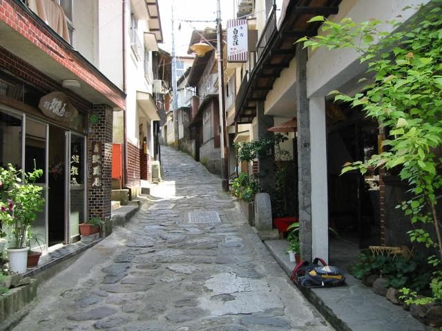 Yunohira Onsen (cobblestone)