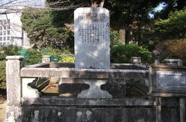飯田忠彦の碑