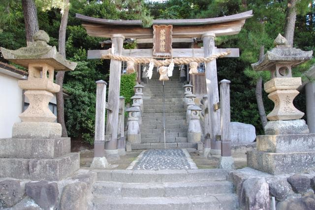 The entrance of Arasuna Shrine