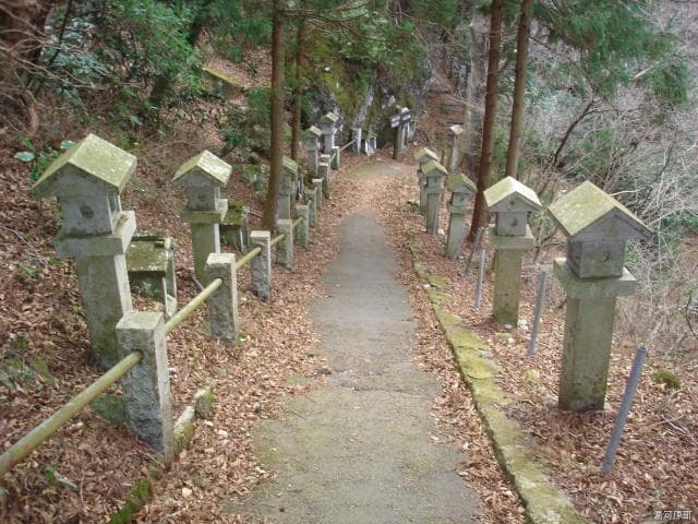 しとどのいわやへの道