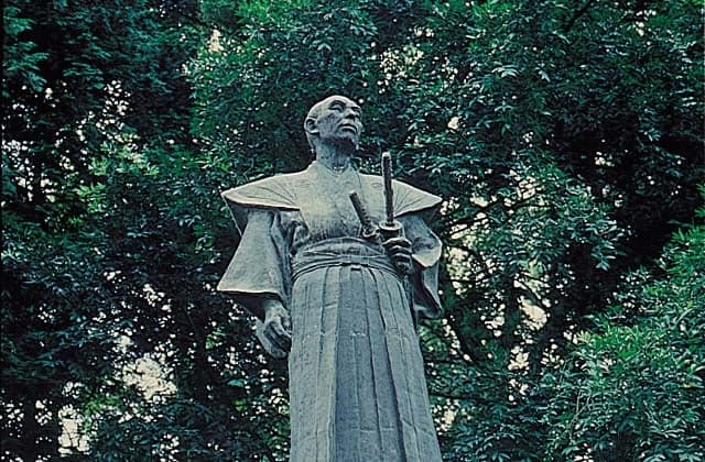 Tombstones and bronze statues of Shonan Yokoi