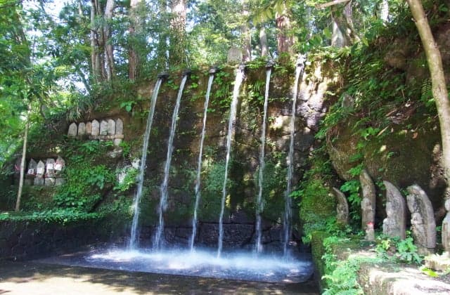Oiwayama Nisseki-ji Rokubon Falls
