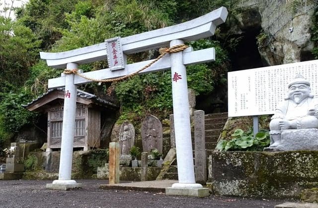 Around the golden well