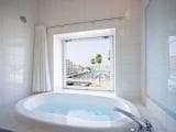 Ocean view bathroom (balcony twin)