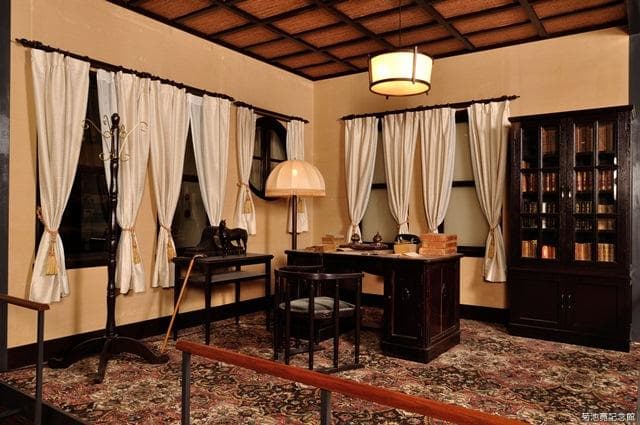 A corner that restores the study at Kan Kikuchi's home