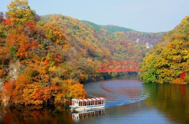 Lake Jinryu and a pleasure boat