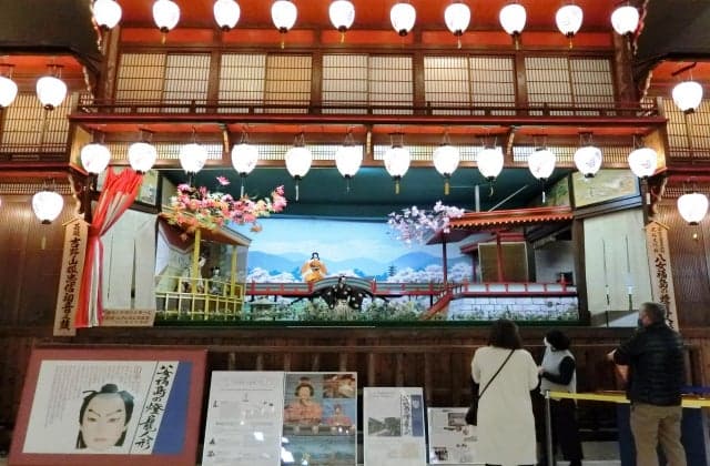 Full-scale lantern doll stand