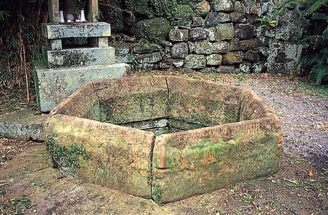 Hexagonal well