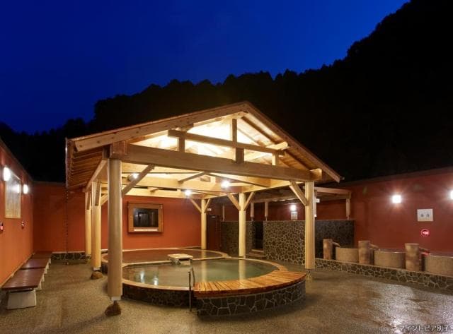 Open-air bath of wood