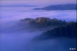 Bichu-Matsuyama-jo Castle floating in the sea of clouds