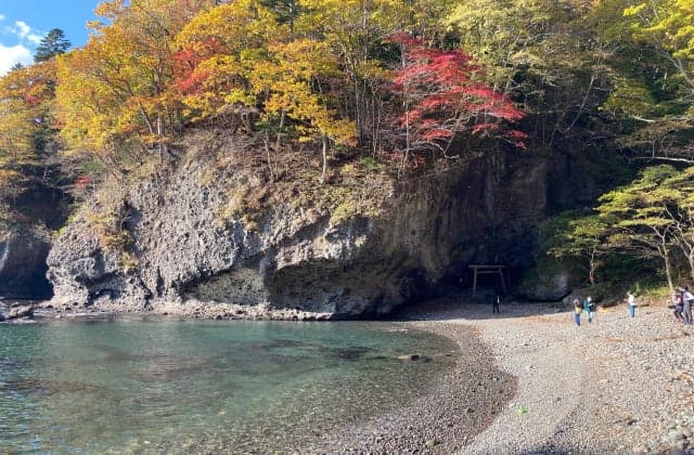 Koboro Cave (Iwata Kannon) Autumn Leaves