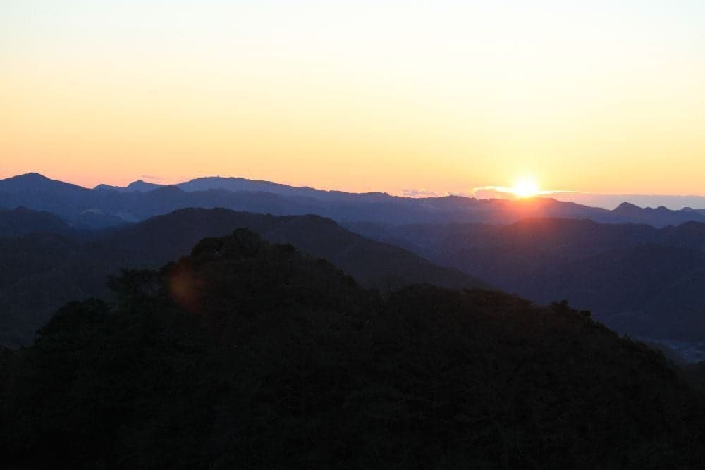 The first sunrise of Mount Nokogiri, Kyonan Town and Futtsu City