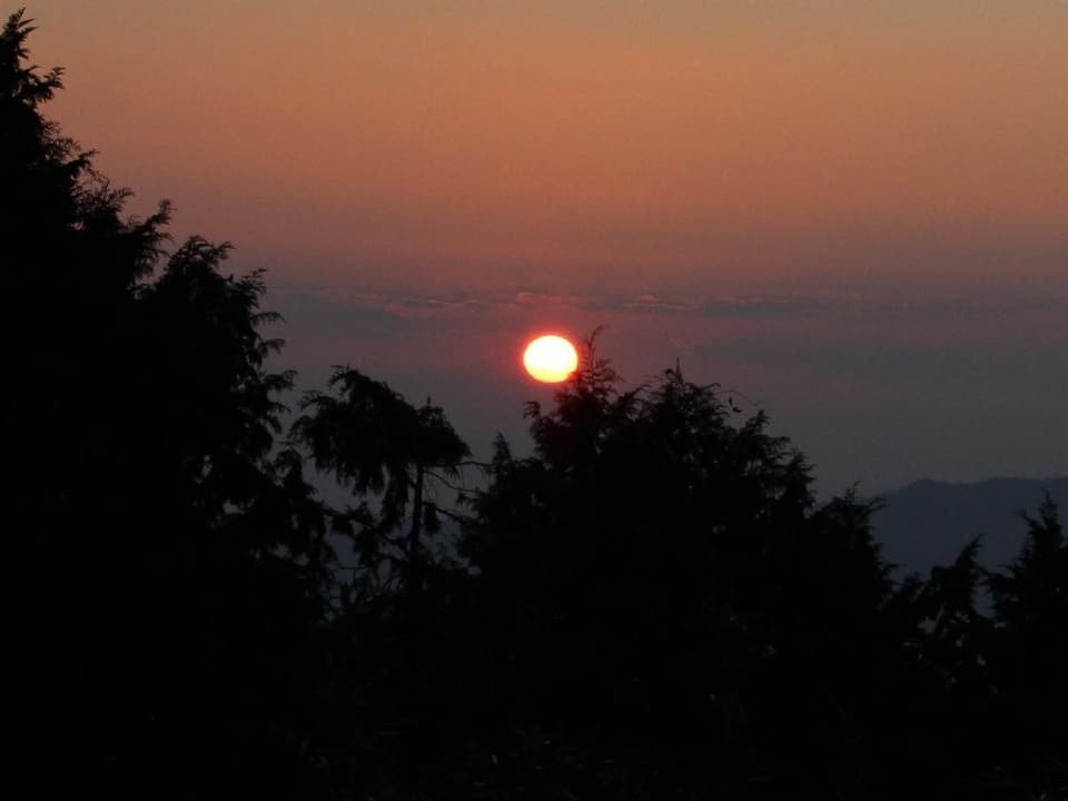 The first sunrise of Mt. Shindateyama, Munakata City (Gongenyama)