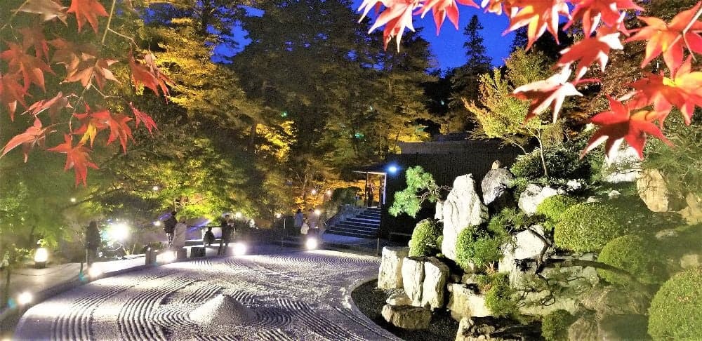 Autumn leaves in Noriaki-en Garden