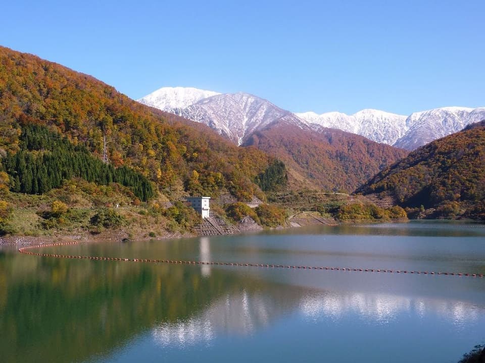 Autumn leaves of the Sagurigawa Dam (Lake Shakunage) and the Cross Gorge