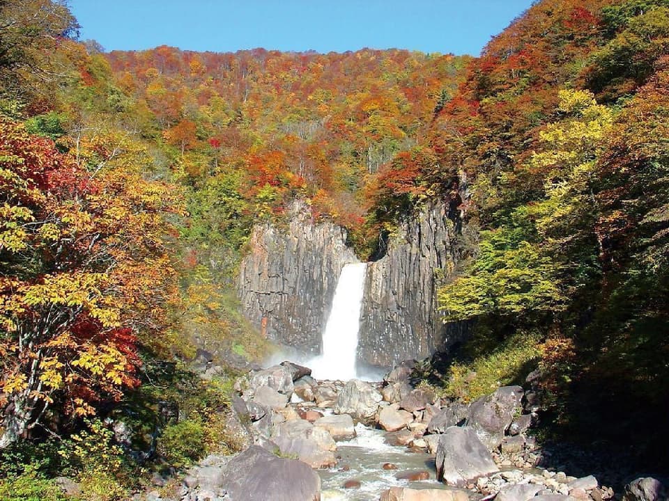 Autumn leaves of Naena Falls