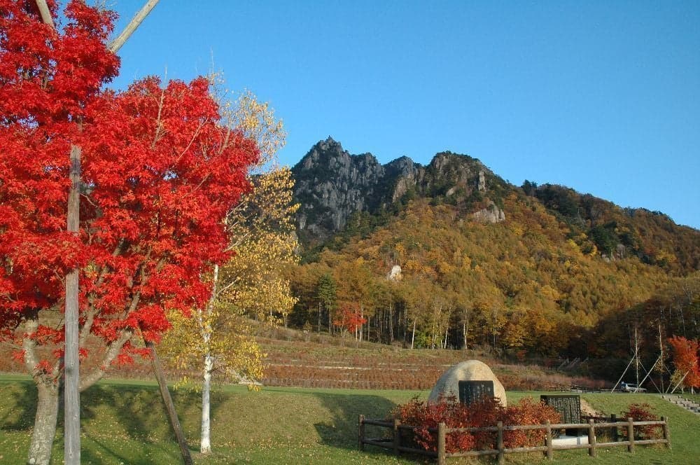 Autumn leaves of Mount Mizugaki and Hontani River valley