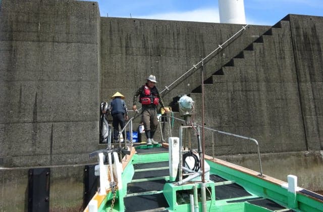 第二朝日丸（西堤防の乗船階段）