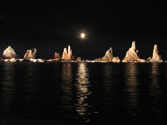 Hashikui-iwa Rock Light Up