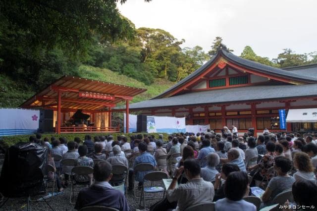 Kirishima-jingu Shrine bonfire concert