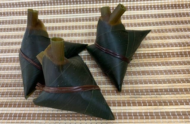 ダンチクの葉に包まれた状態のつのまき