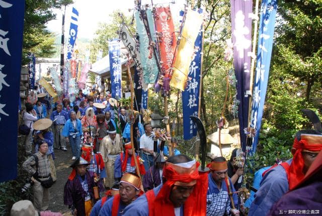 Ara dance procession