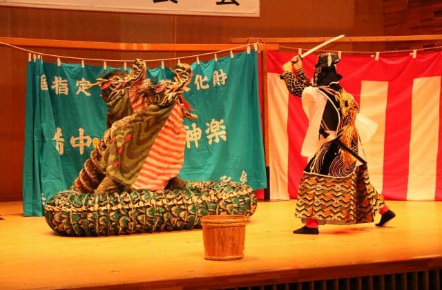 Extermination of the large snake of Susanoonomikoto