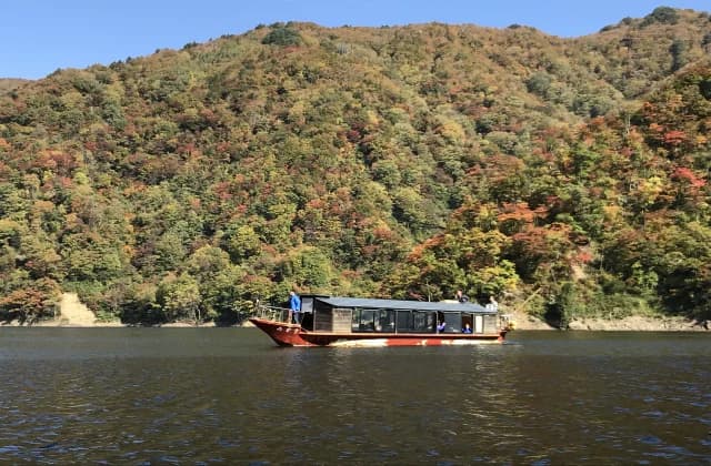 遊覧船　長井ダム百秋湖